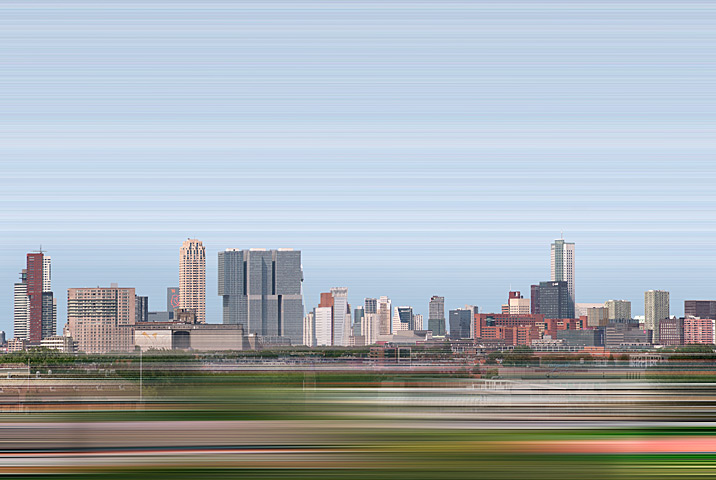 Linescapes, De Rotterdamse skyline gezien vanuit noord, oost, zuid en west. De stad bestaat uit horizontale en verticale lijnen, de horizontale lijnen heb ik versterkt door de voorgrond een bewegingsonscherpte mee te geven. Hierdoor krijgt de foto ook een gevoel van snelheid dat goed bij de stad past. Dennis Duinker | Kunstfotografie | Fotoprojecten | Videografie | Rotterdam | Fotografie | Kunst